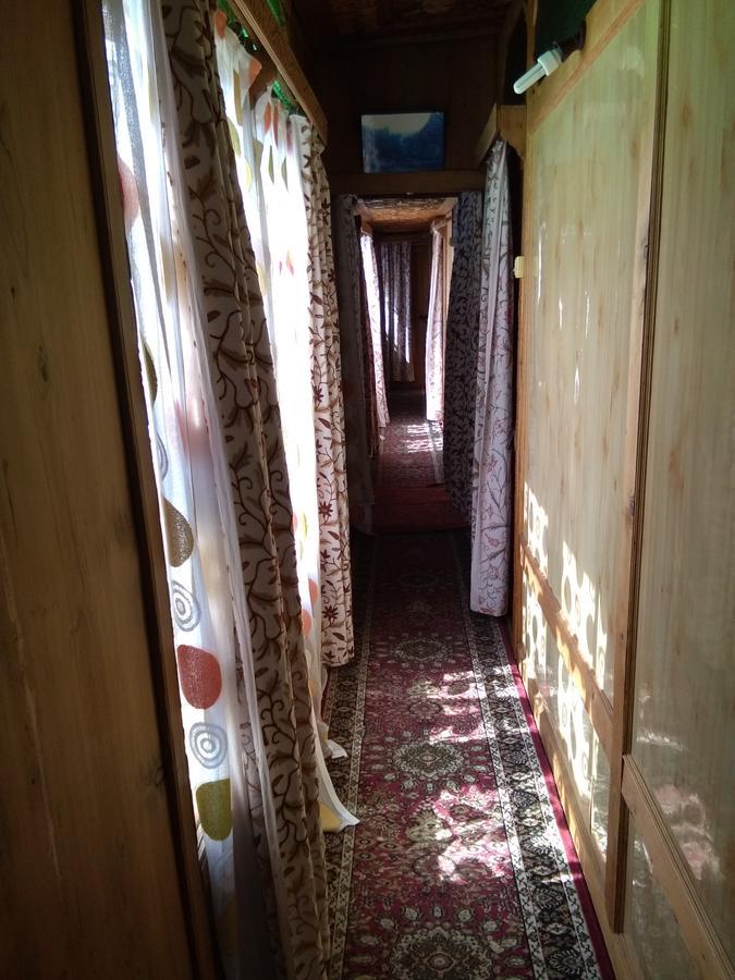 Houseboat - City Of Kashmir 호텔 Srīnagar 외부 사진